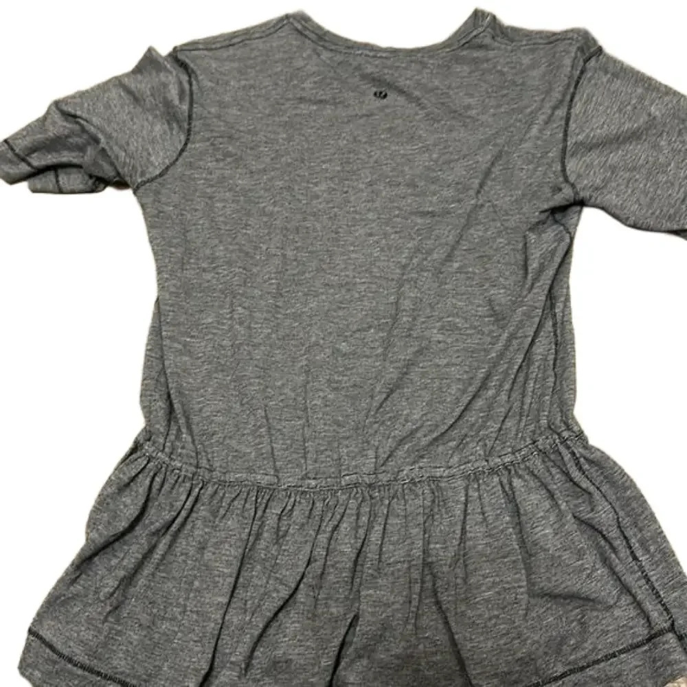 Lululemon size 4‎ cinched waist gray adorable top